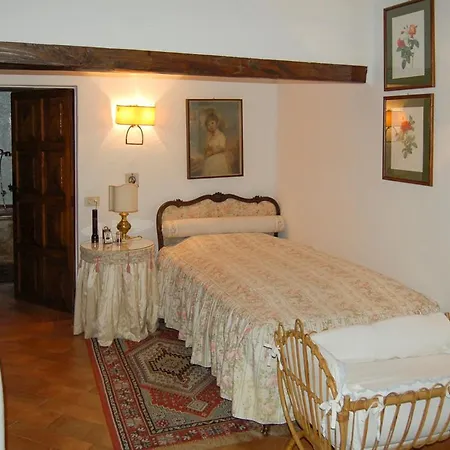 Solcio Sleeps 5 Wifi Villa